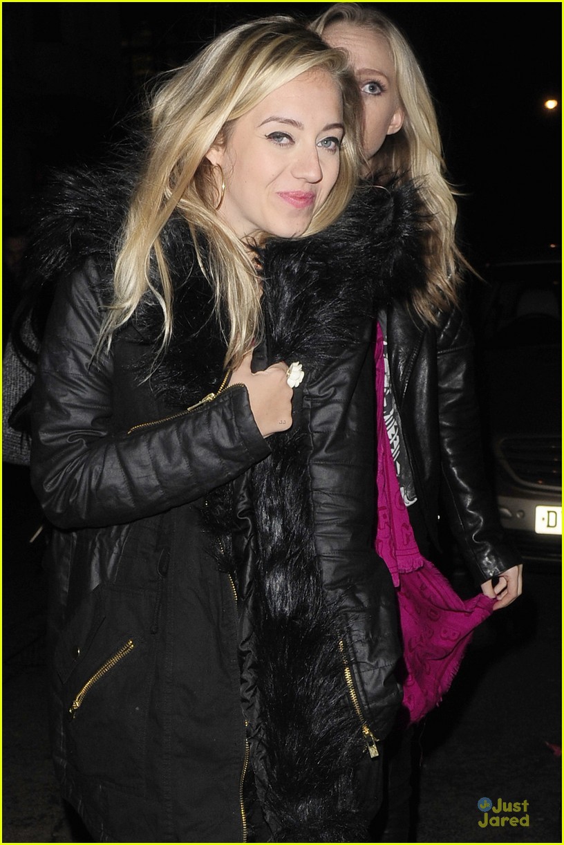 tom parker sticks tongue out on date with kelsey hardwick 04