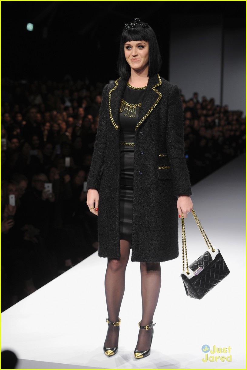 katy perry gets booed at moschino show acts like a pro 05