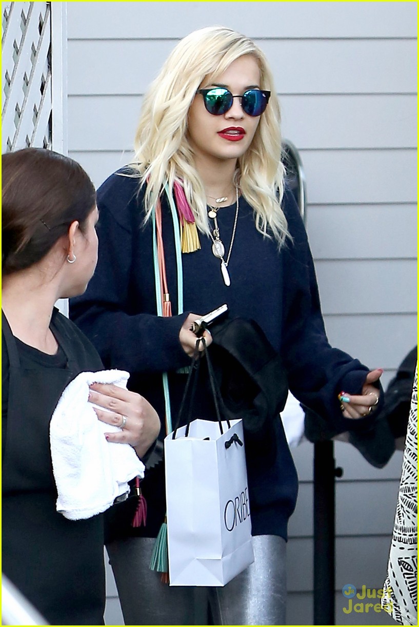 rita ora takes driving lessons in los angeles 03