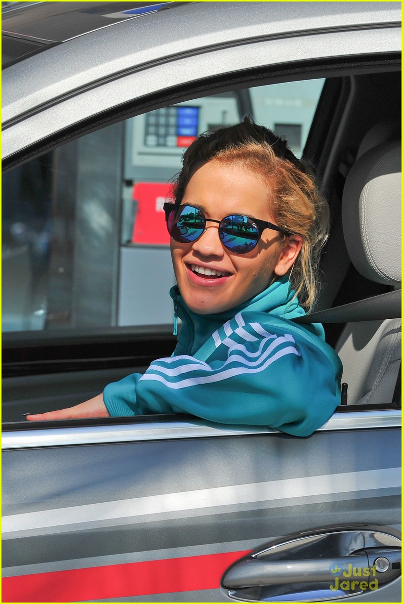 rita ora takes driving lessons in los angeles 04