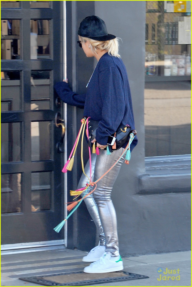 rita ora takes driving lessons in los angeles 05