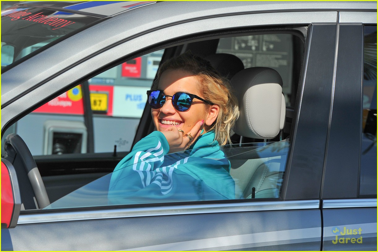rita ora takes driving lessons in los angeles 06