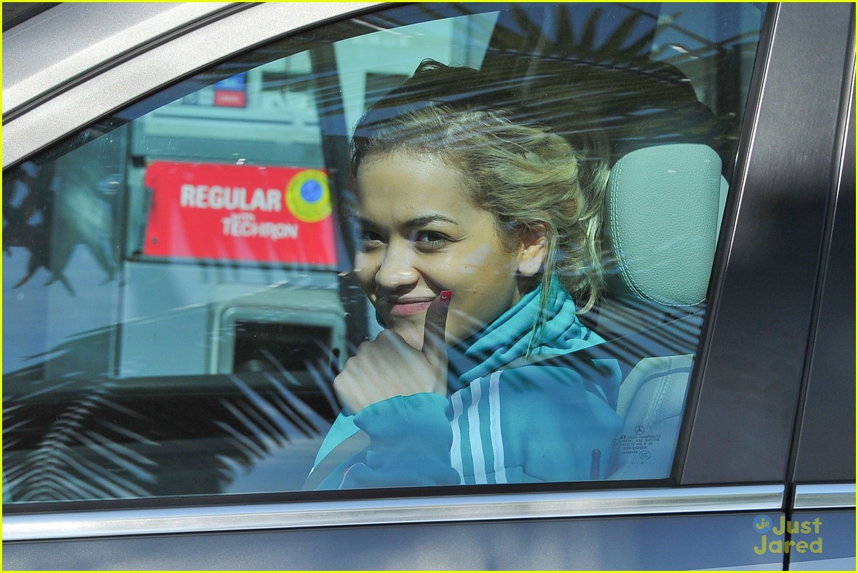 rita ora takes driving lessons in los angeles 08
