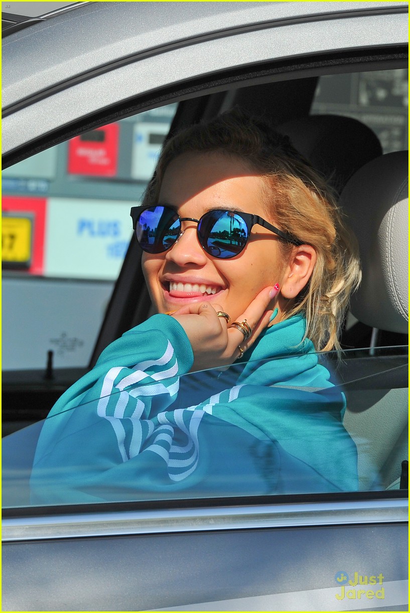 rita ora takes driving lessons in los angeles 10