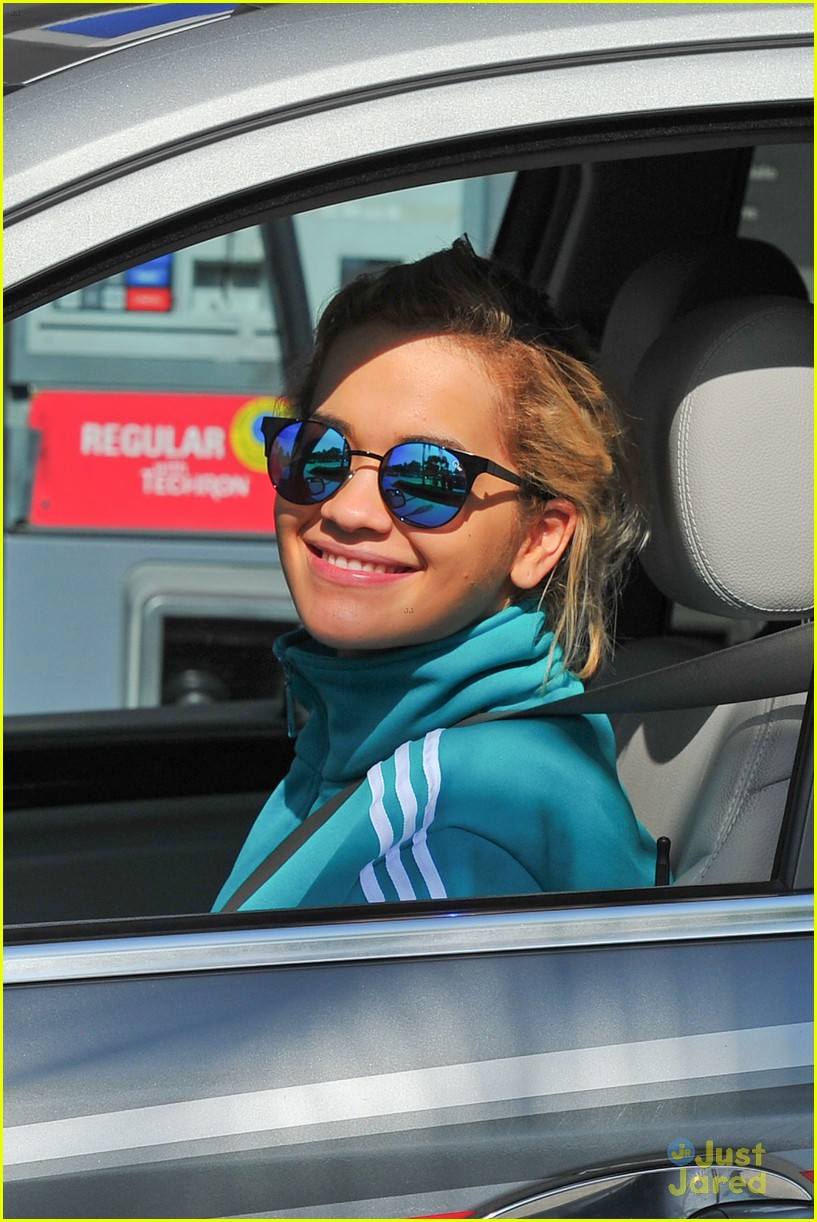 rita ora takes driving lessons in los angeles 12