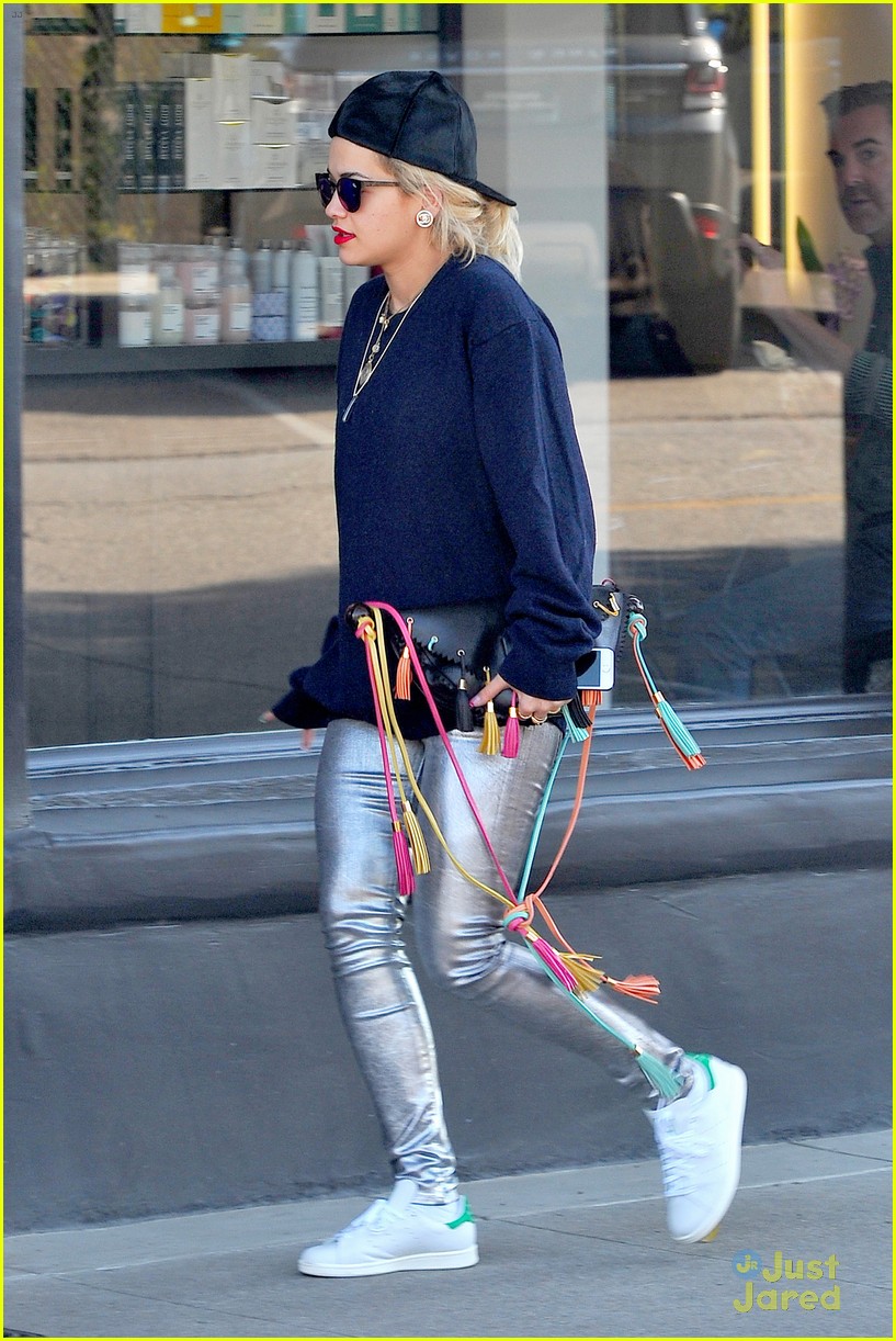 rita ora takes driving lessons in los angeles 15