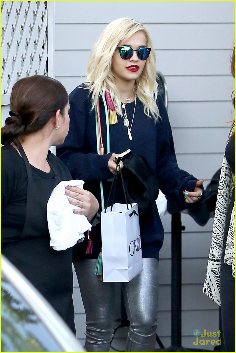 rita ora takes driving lessons in los angeles 22