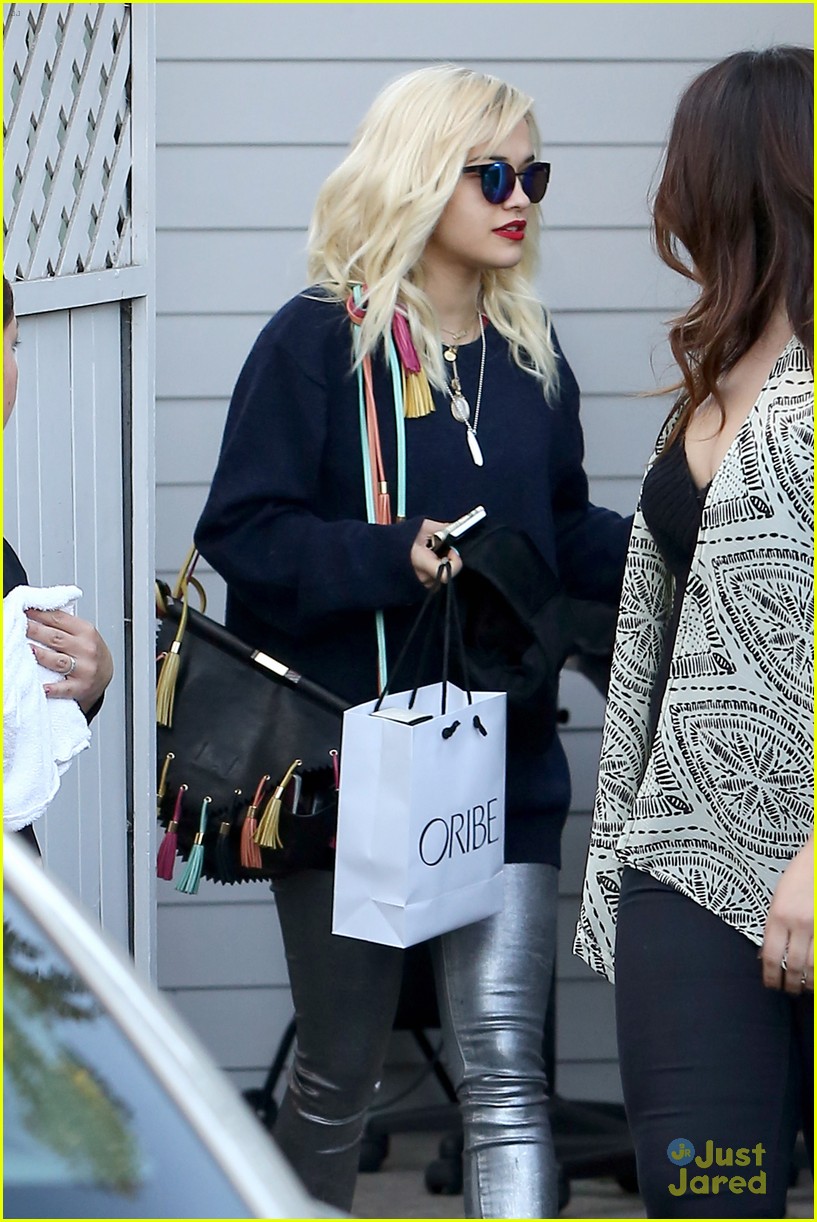 rita ora takes driving lessons in los angeles 23
