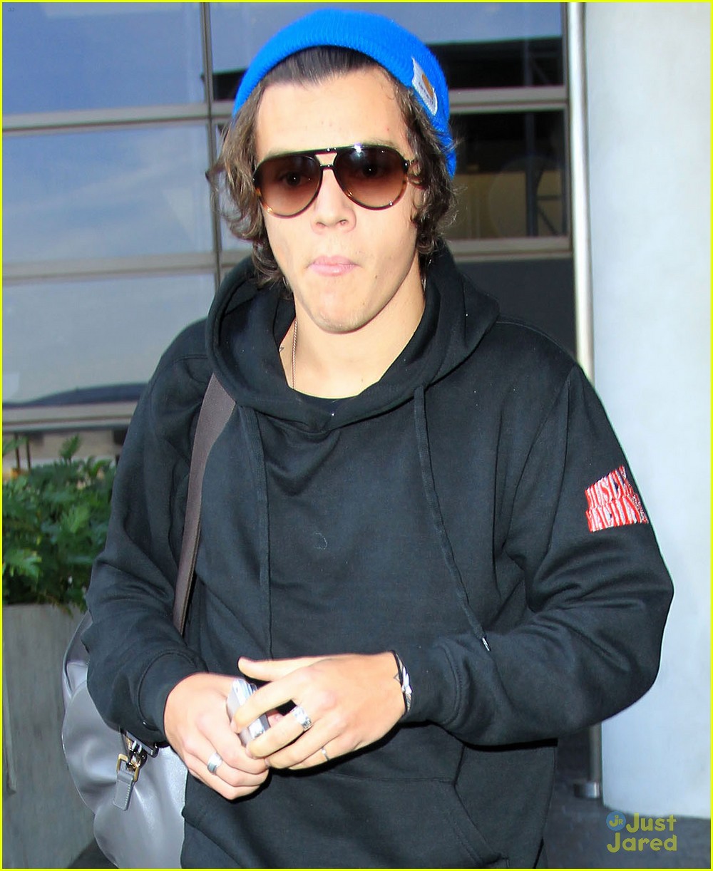 harry styles lax arrival after brits 01