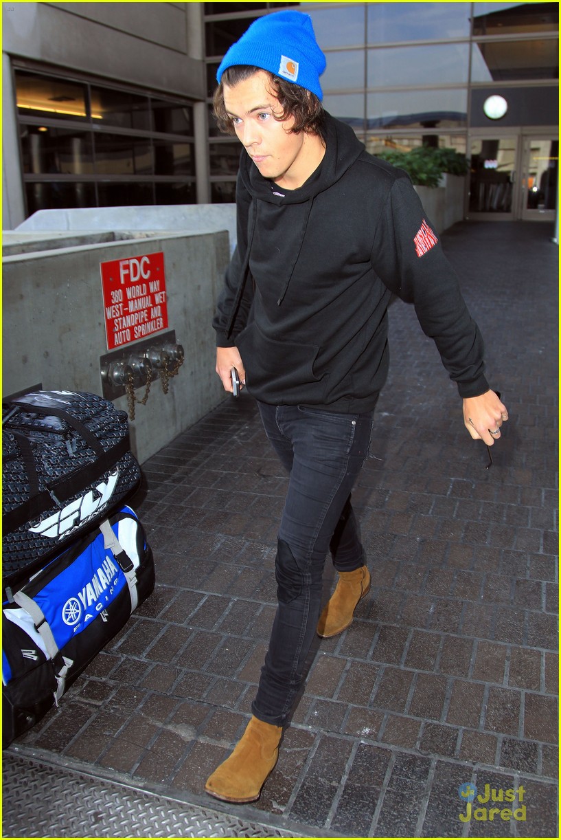 harry styles lax arrival after brits 02