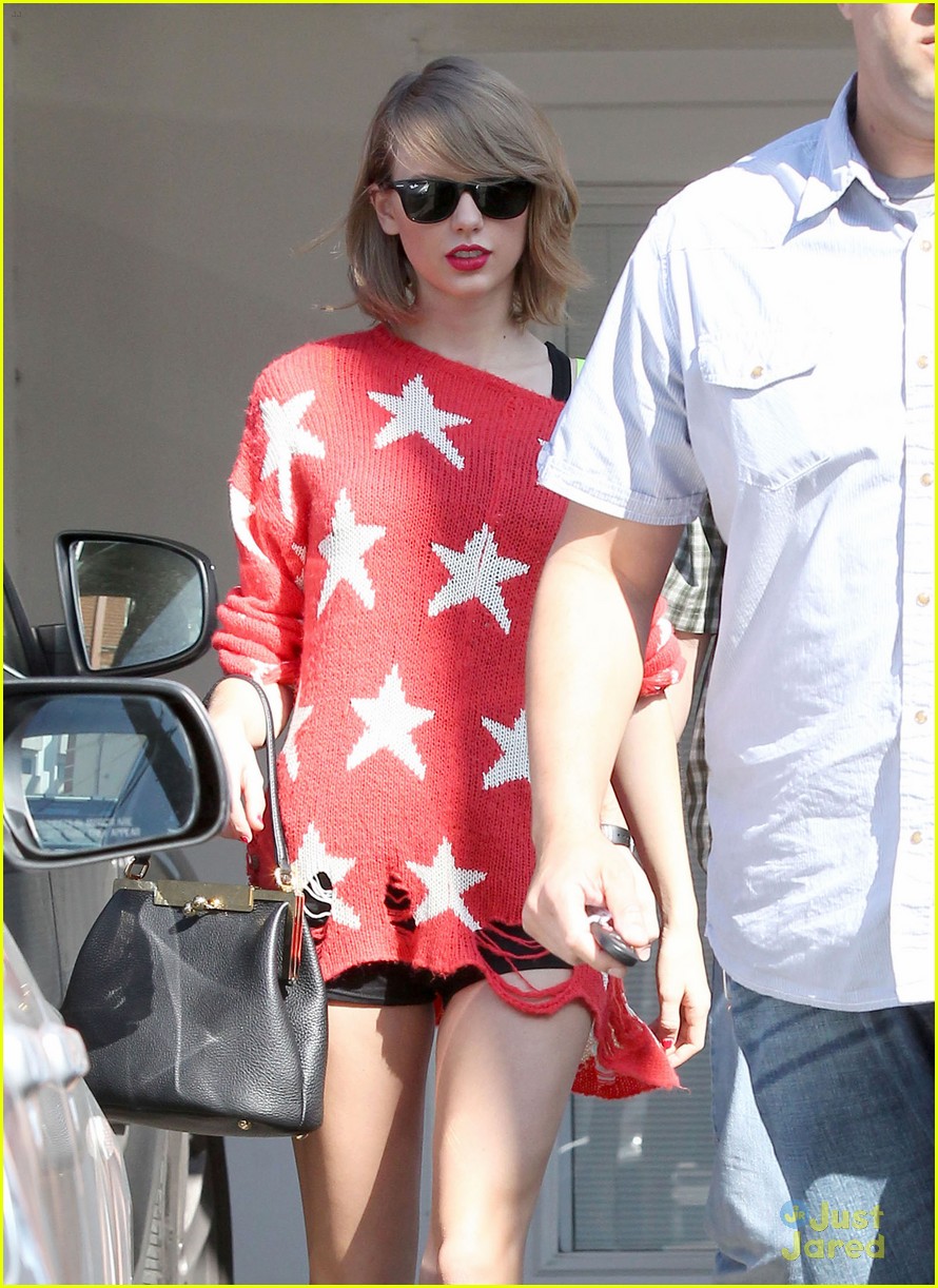 taylor swift tattered star sweater gym 04