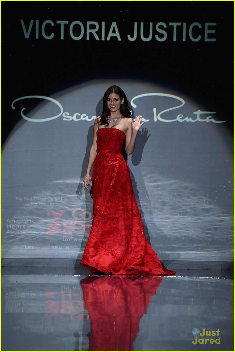 victoria justice red dress fashion show 2014 06