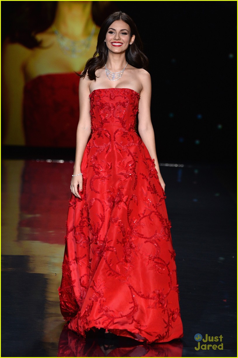 victoria justice red dress fashion show 2014 07