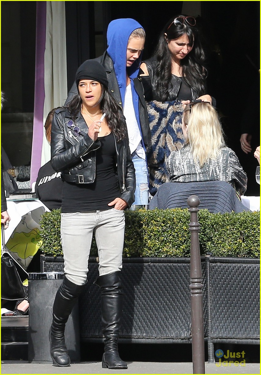 cara delevingne chanel show lunch michelle rodriguez 09