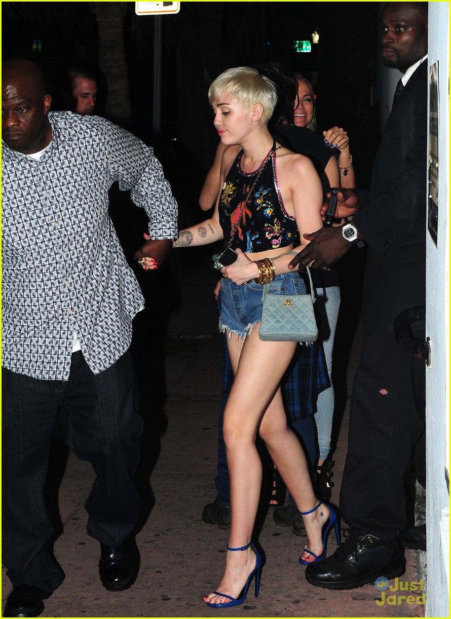 miley cyrus spits water on her bangerz audience04