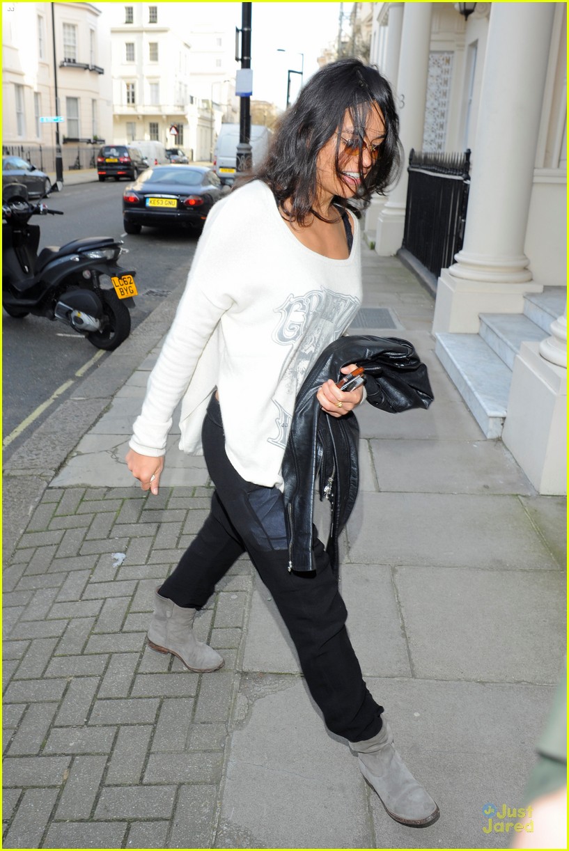cara delevingne michelle rodriguez spend time in london 17
