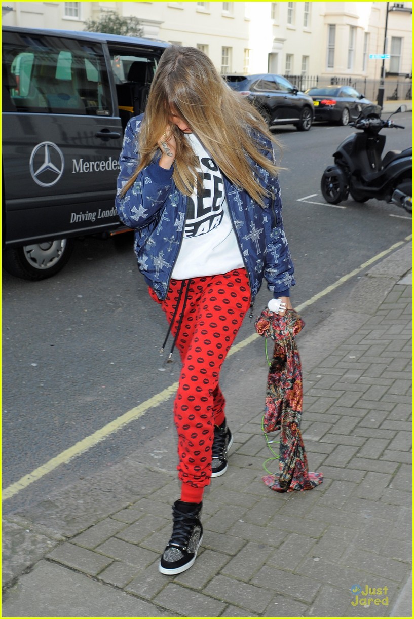cara delevingne michelle rodriguez spend time in london 18