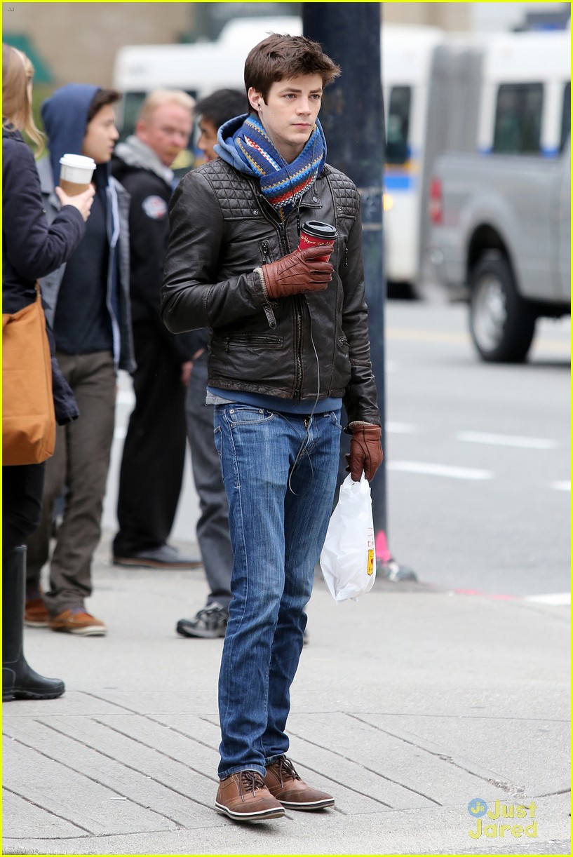 grant gustin rock scarf better than anyone 01
