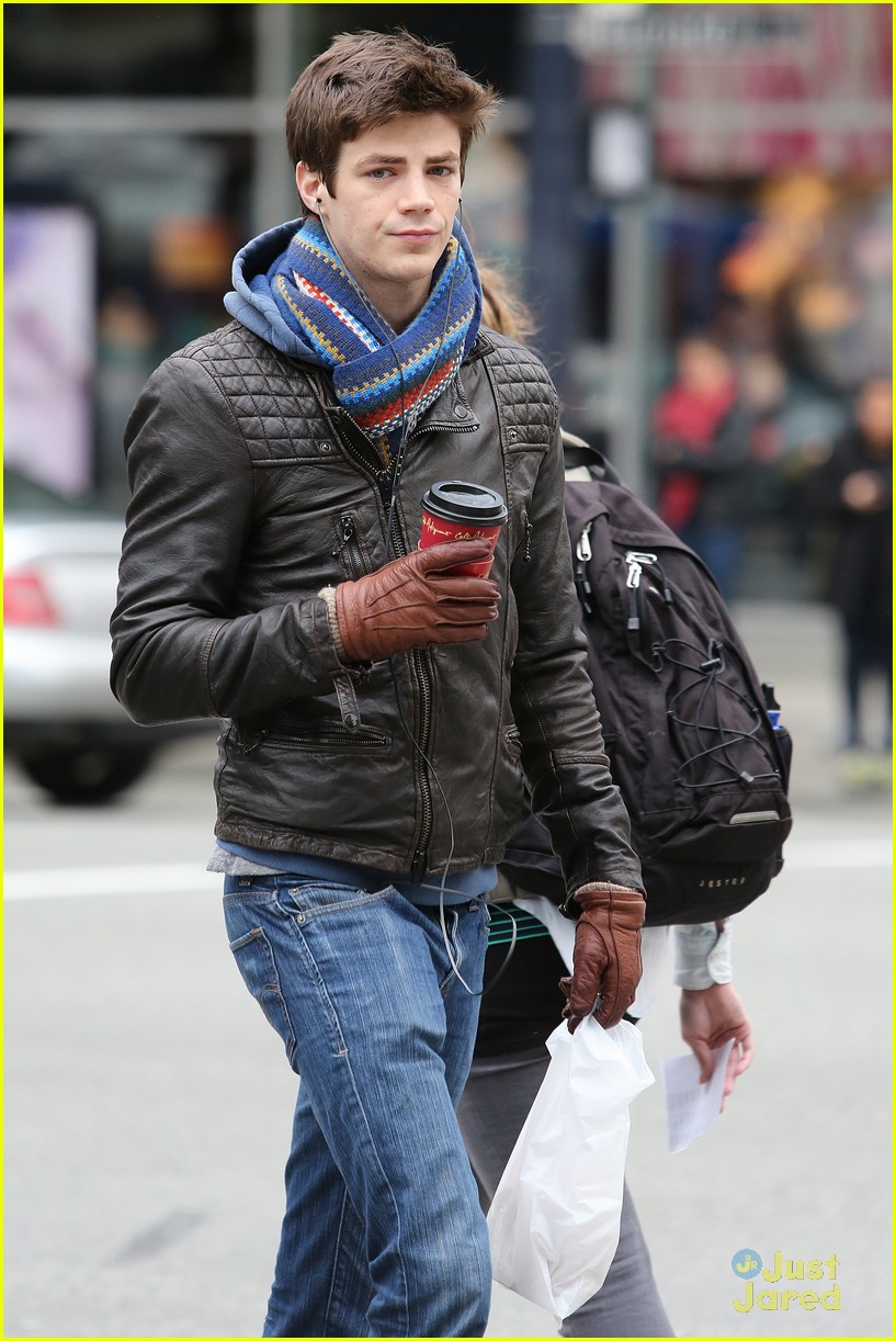 grant gustin rock scarf better than anyone 03