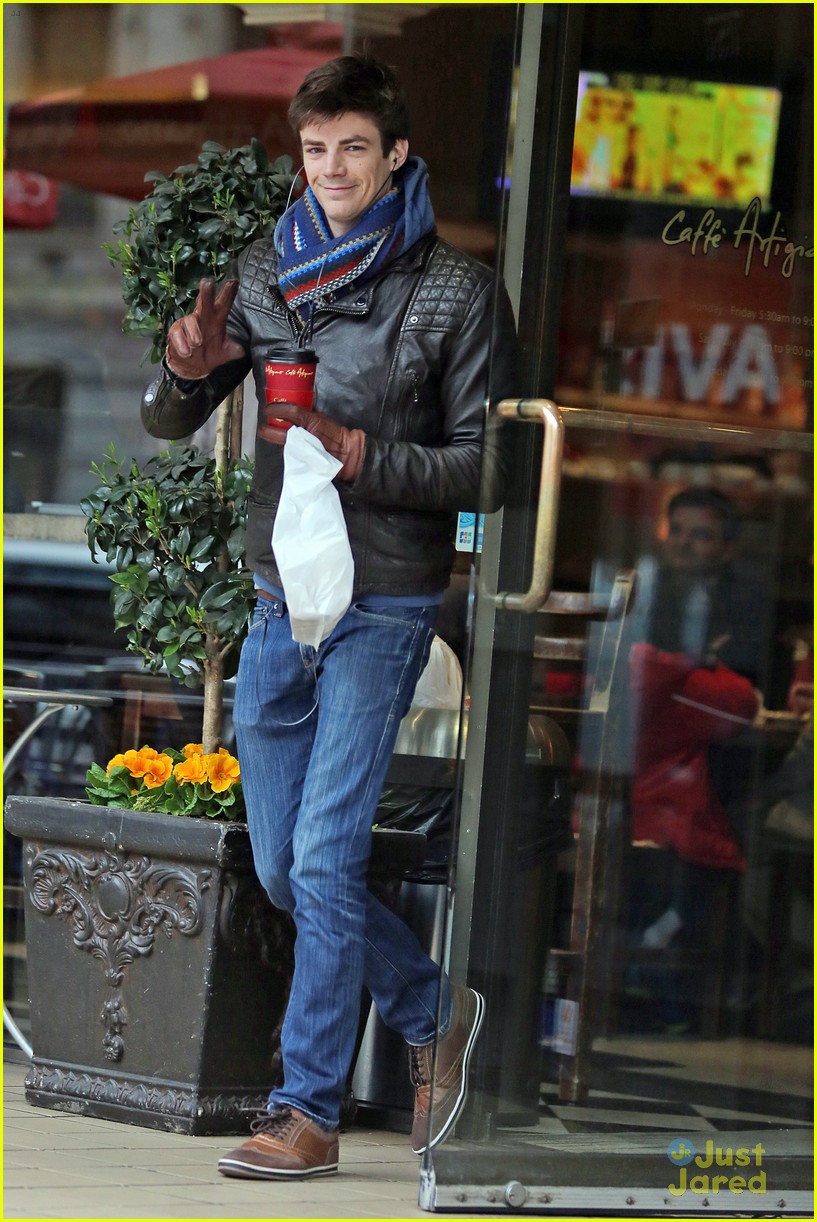 grant gustin rock scarf better than anyone 04