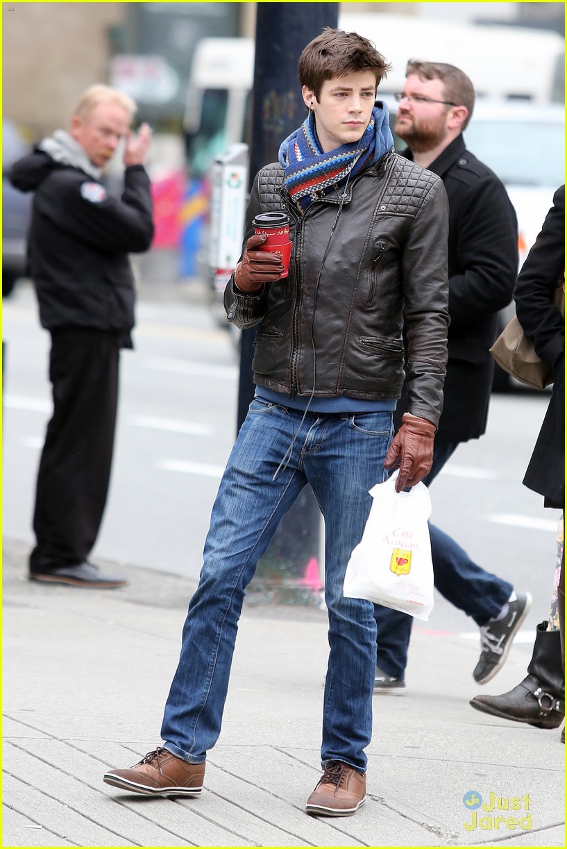 grant gustin rock scarf better than anyone 07