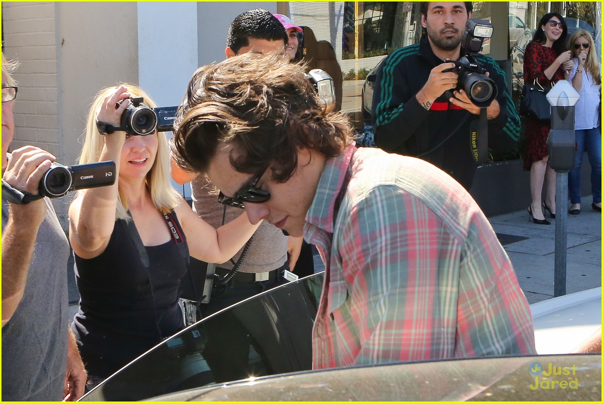 harry styles weho lunch sea of paps 12