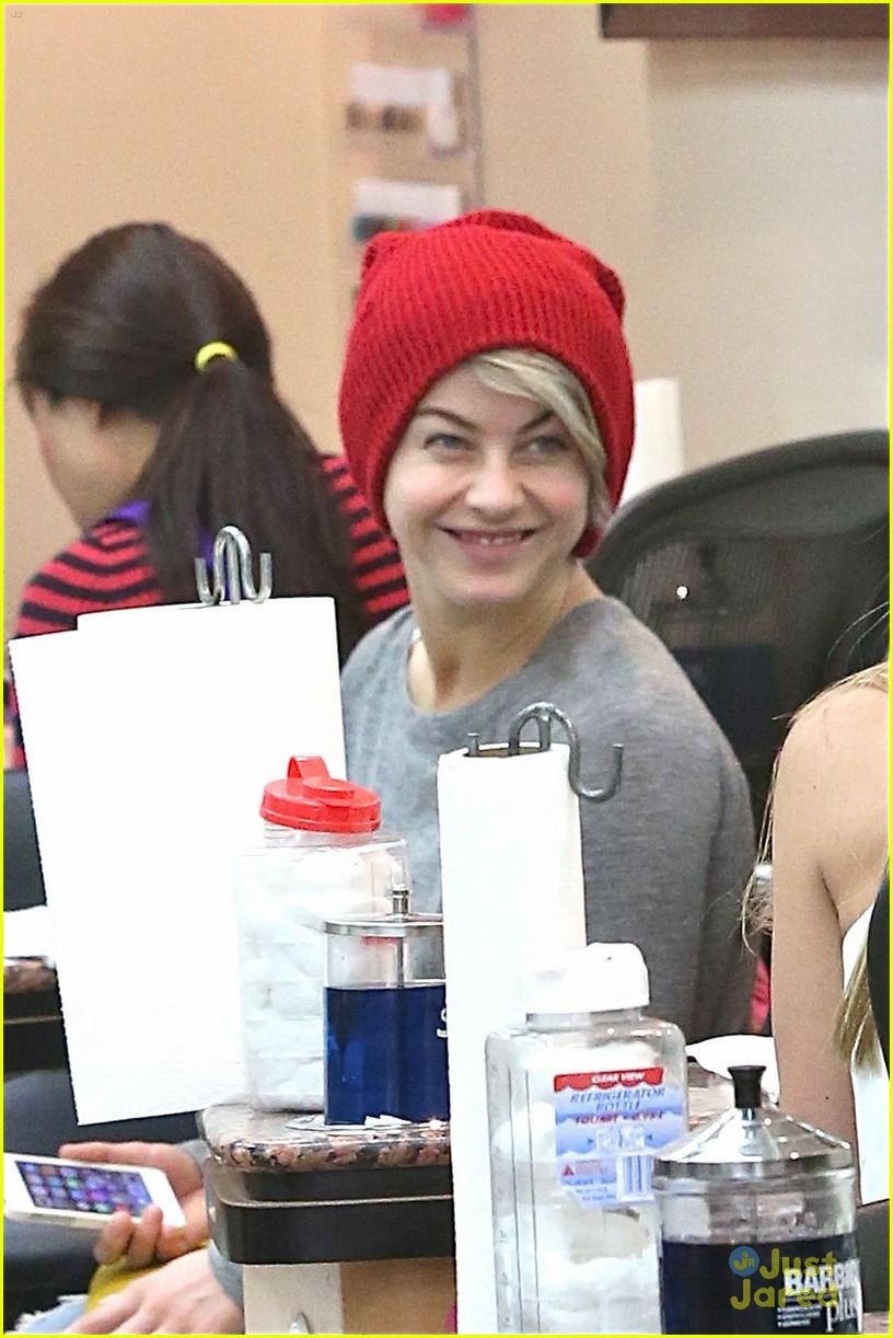 julianne hough nail salon after lax arrival 02