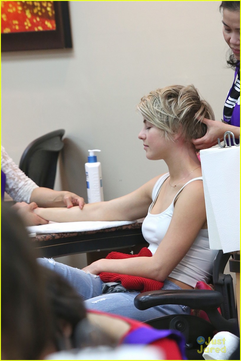 julianne hough nail salon after lax arrival 08