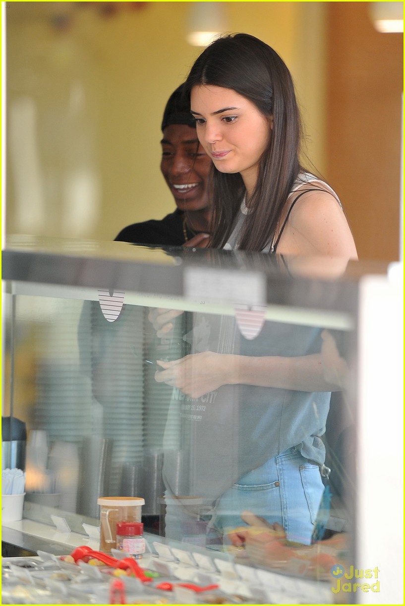 kendall jenner pinkberry stop 03