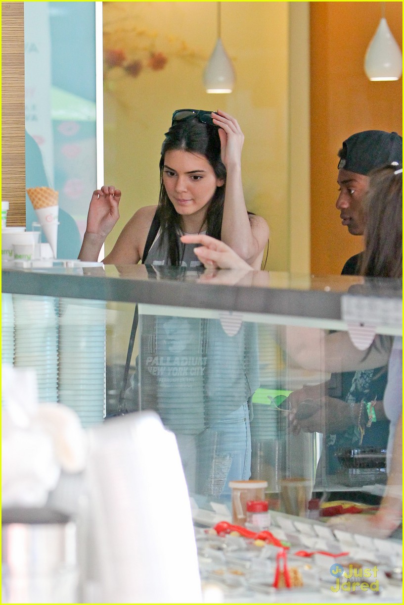 kendall jenner pinkberry stop 05
