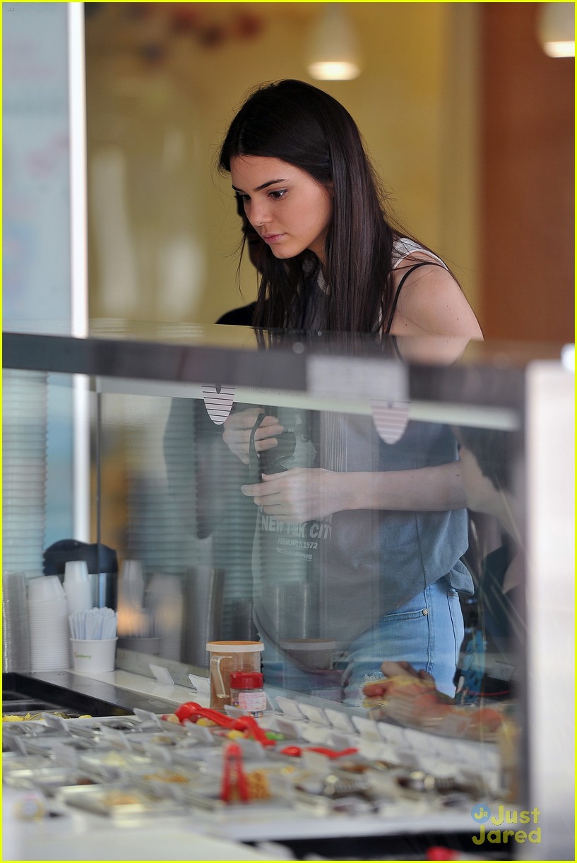 kendall jenner pinkberry stop 08