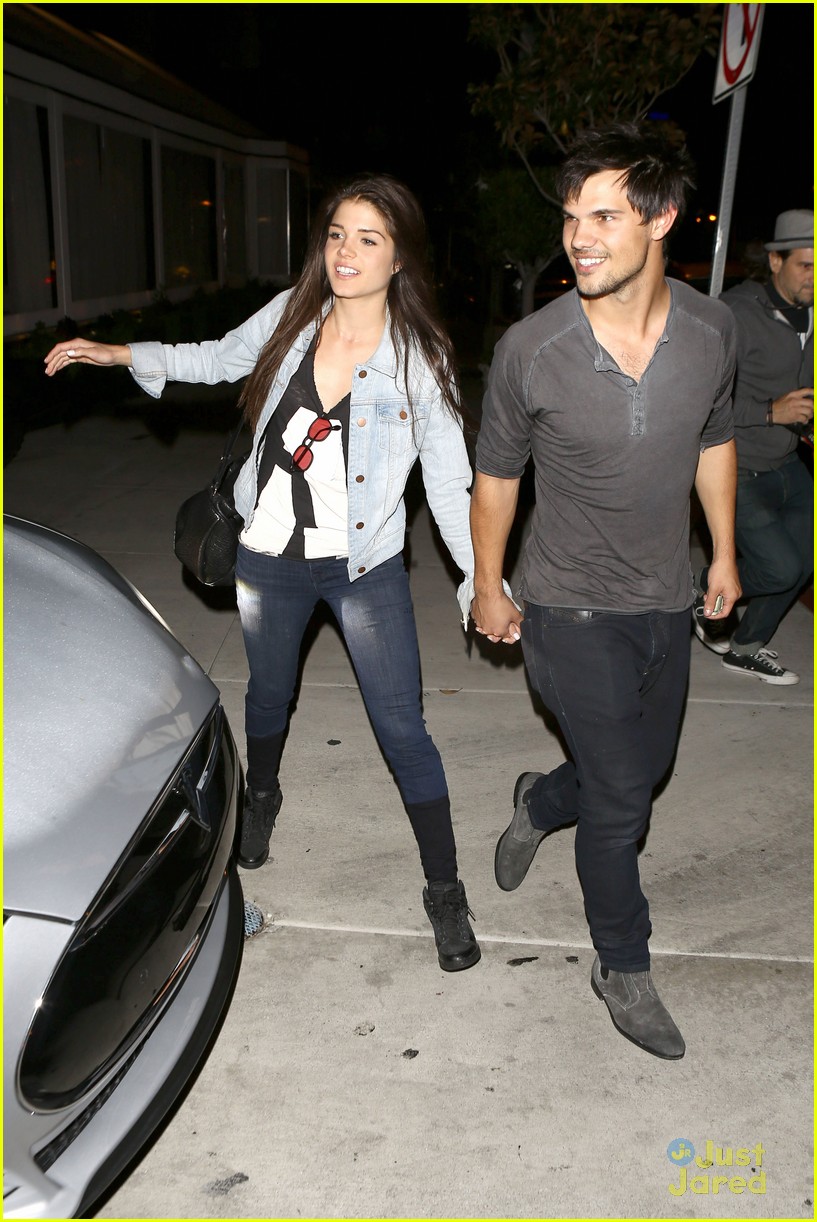 taylor lautner marie avgeropoulos hold hands 04