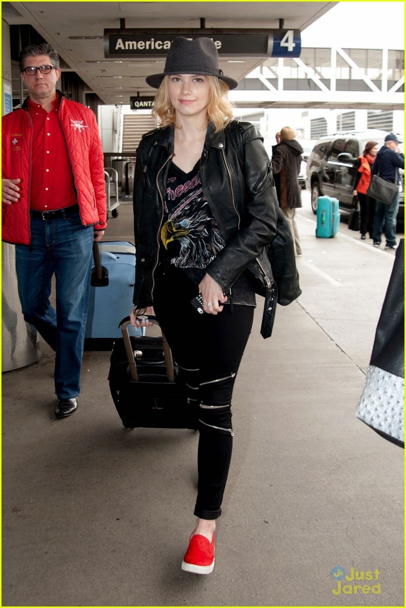 claudia lee jets off to dallas 01