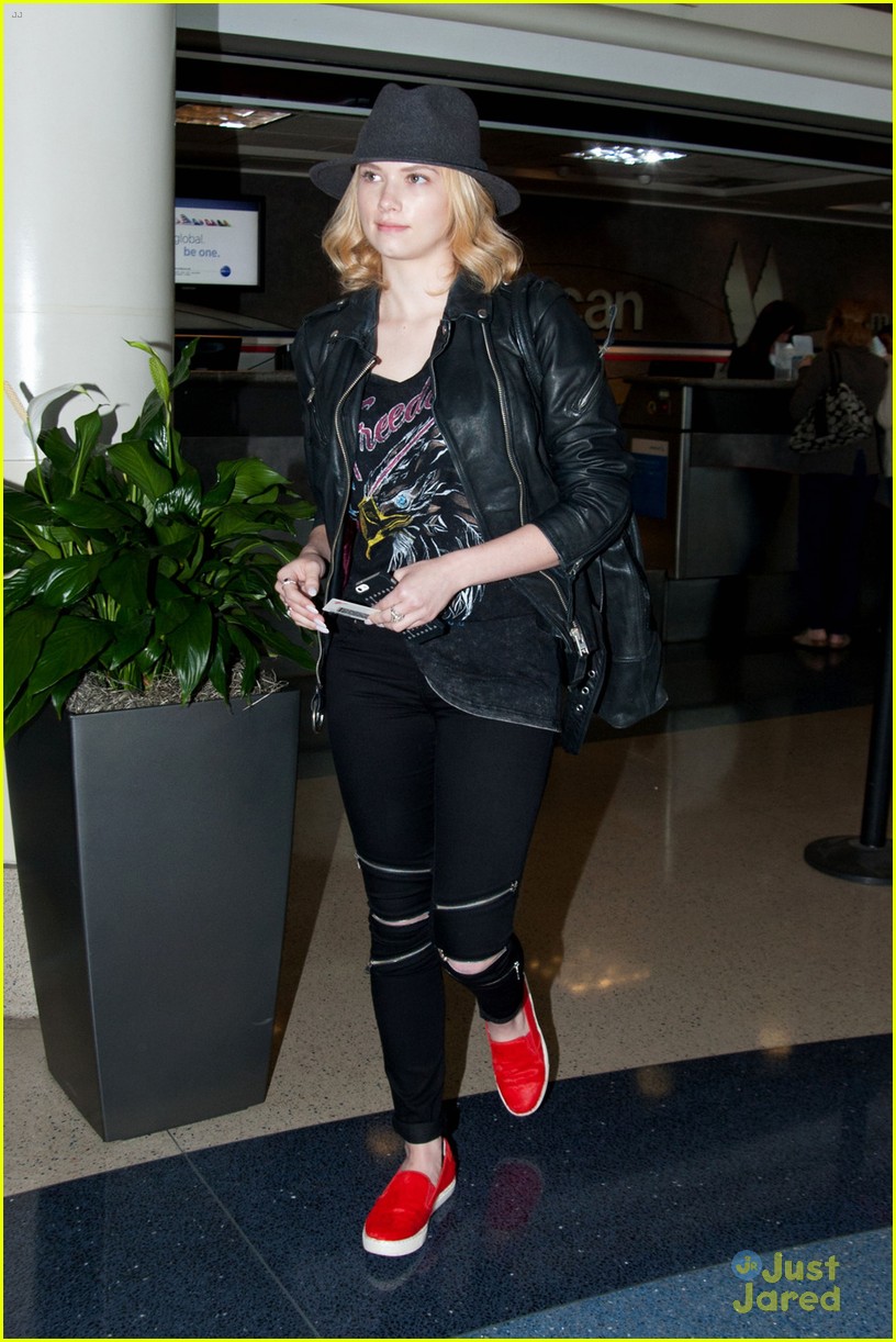 claudia lee jets off to dallas 03