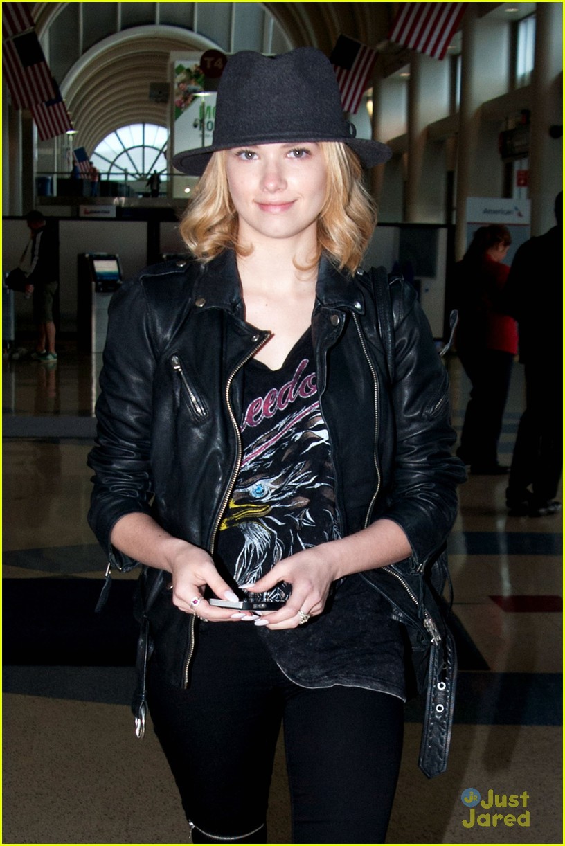 claudia lee jets off to dallas 04