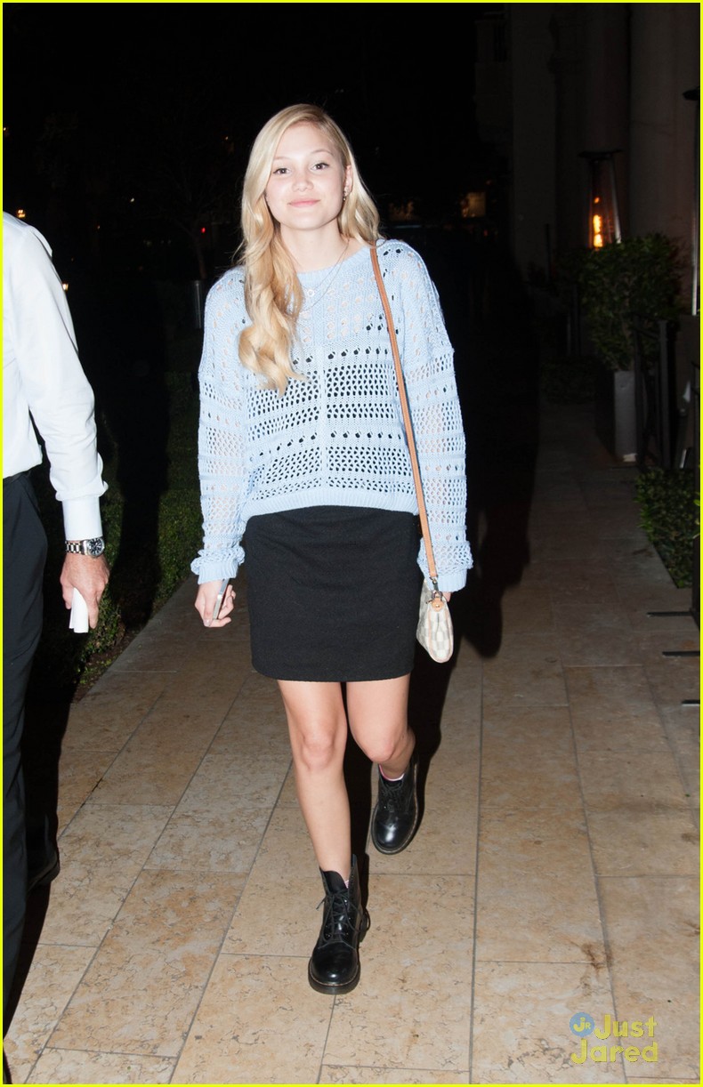 olivia holt grabs dinner with her rents 02