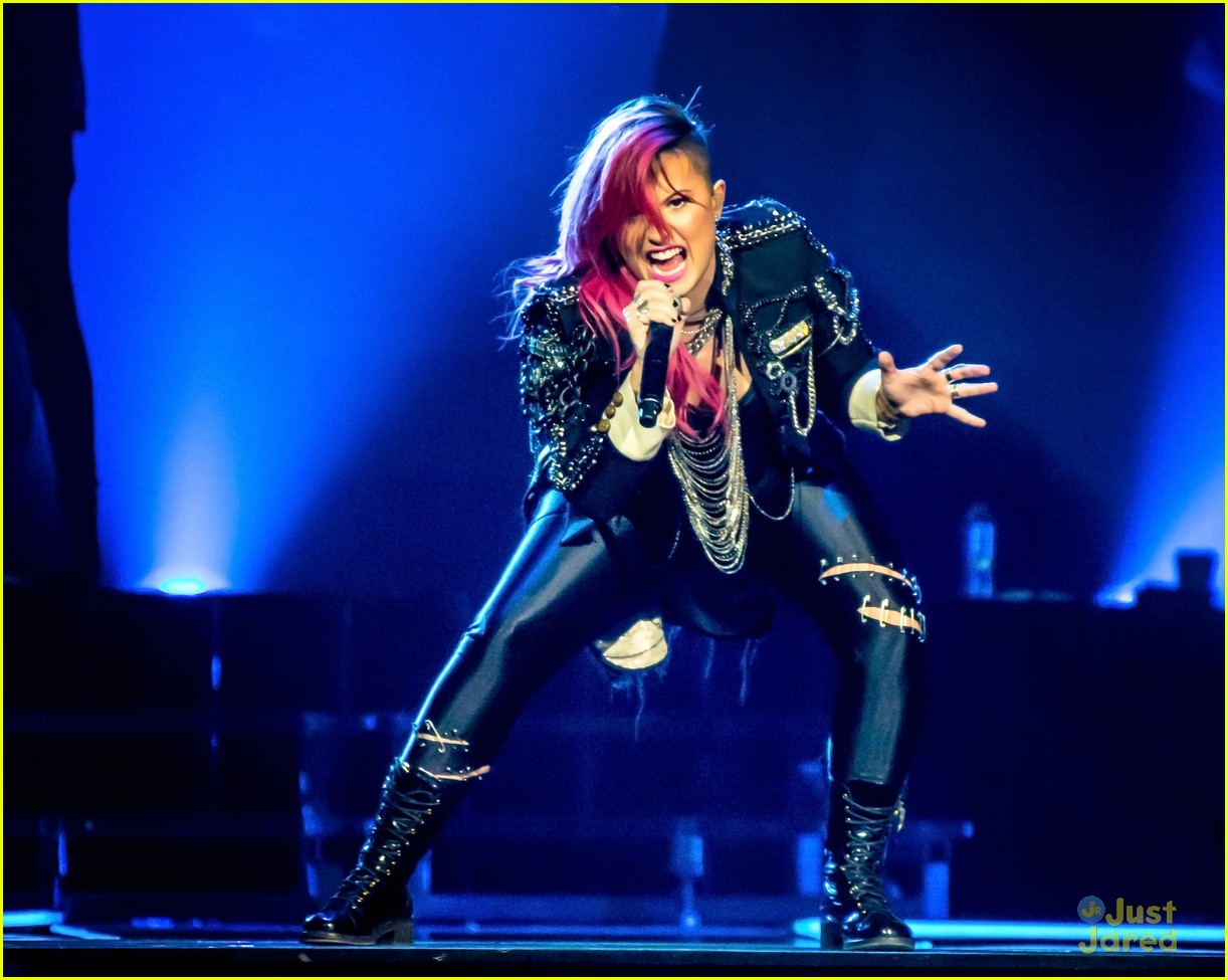 Demi Lovato Exposes the 'Neon Lights Tour' in New Vevo Video! | Photo ...