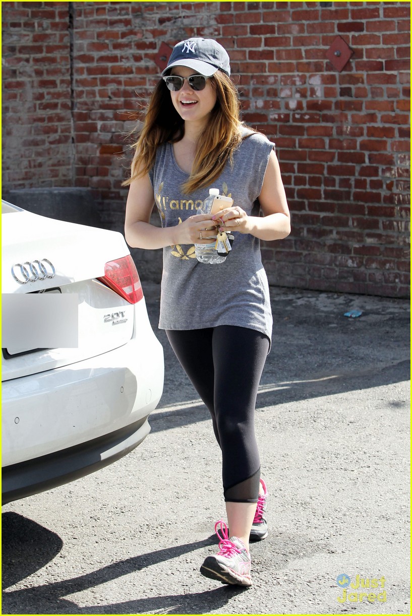 lucy hale workout headphones 03