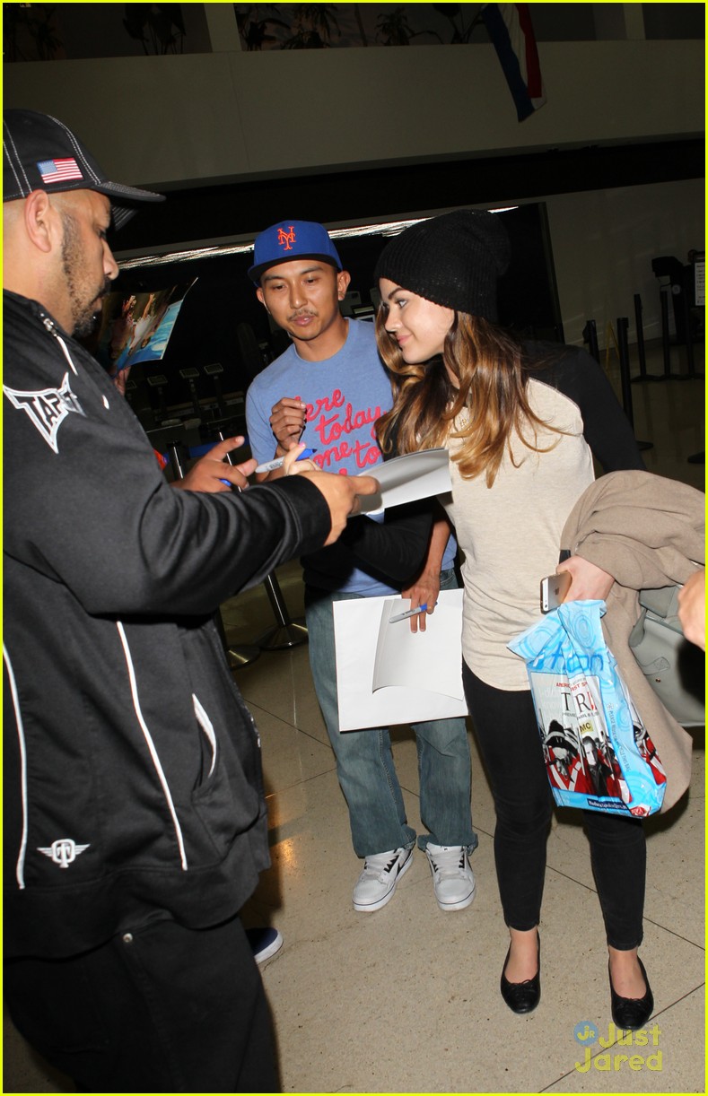 lucy hale shay mitchell ashley benson lax late night arrival 09