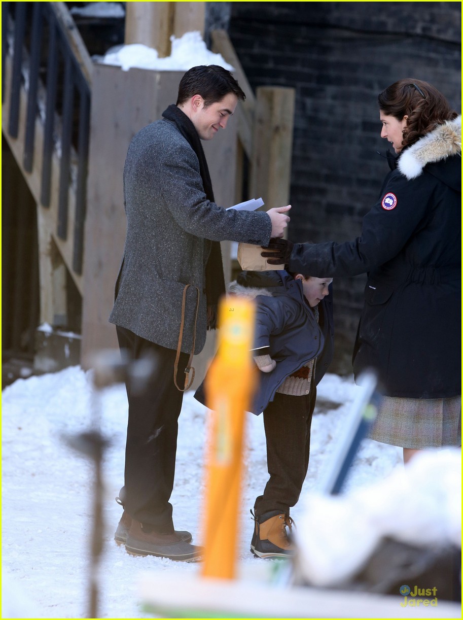 robert pattinson grins on life with snowy scenes 01