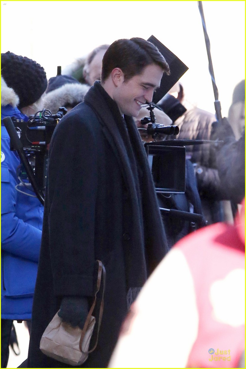 robert pattinson grins on life with snowy scenes 02