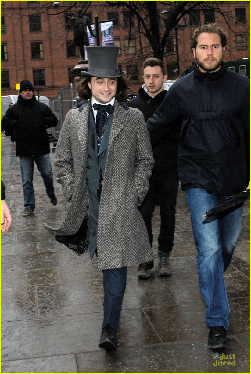 daniel radcliffe covers long hair with topper hat 01