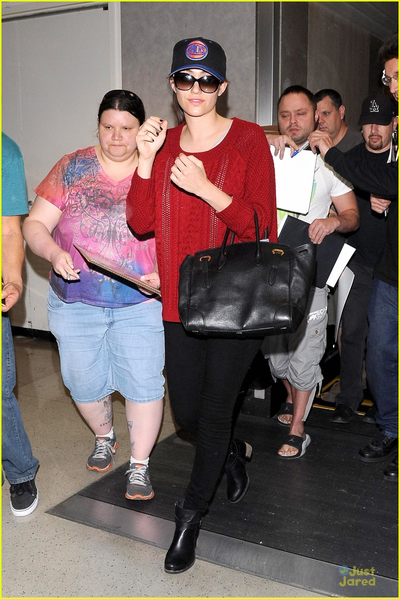 emmy rossum flashes a smile at lax airport 01