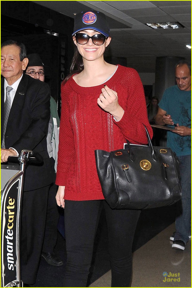 emmy rossum flashes a smile at lax airport 02