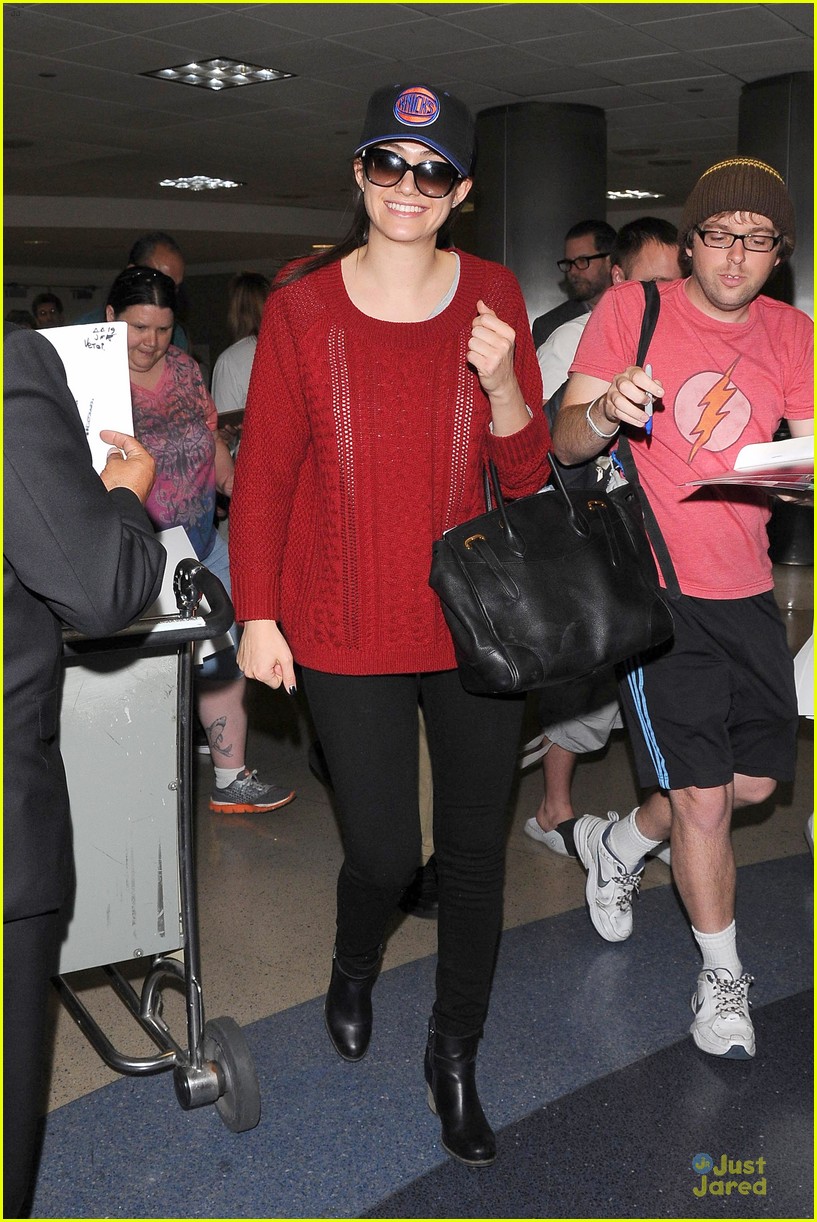 emmy rossum flashes a smile at lax airport 03