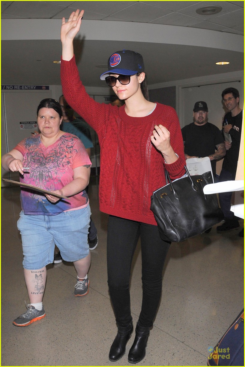 emmy rossum flashes a smile at lax airport 05