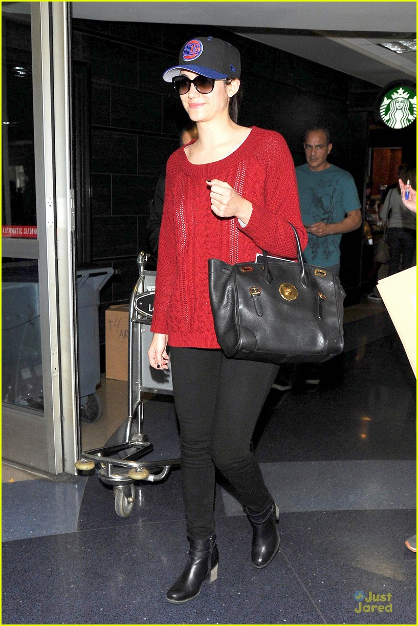 emmy rossum flashes a smile at lax airport 10