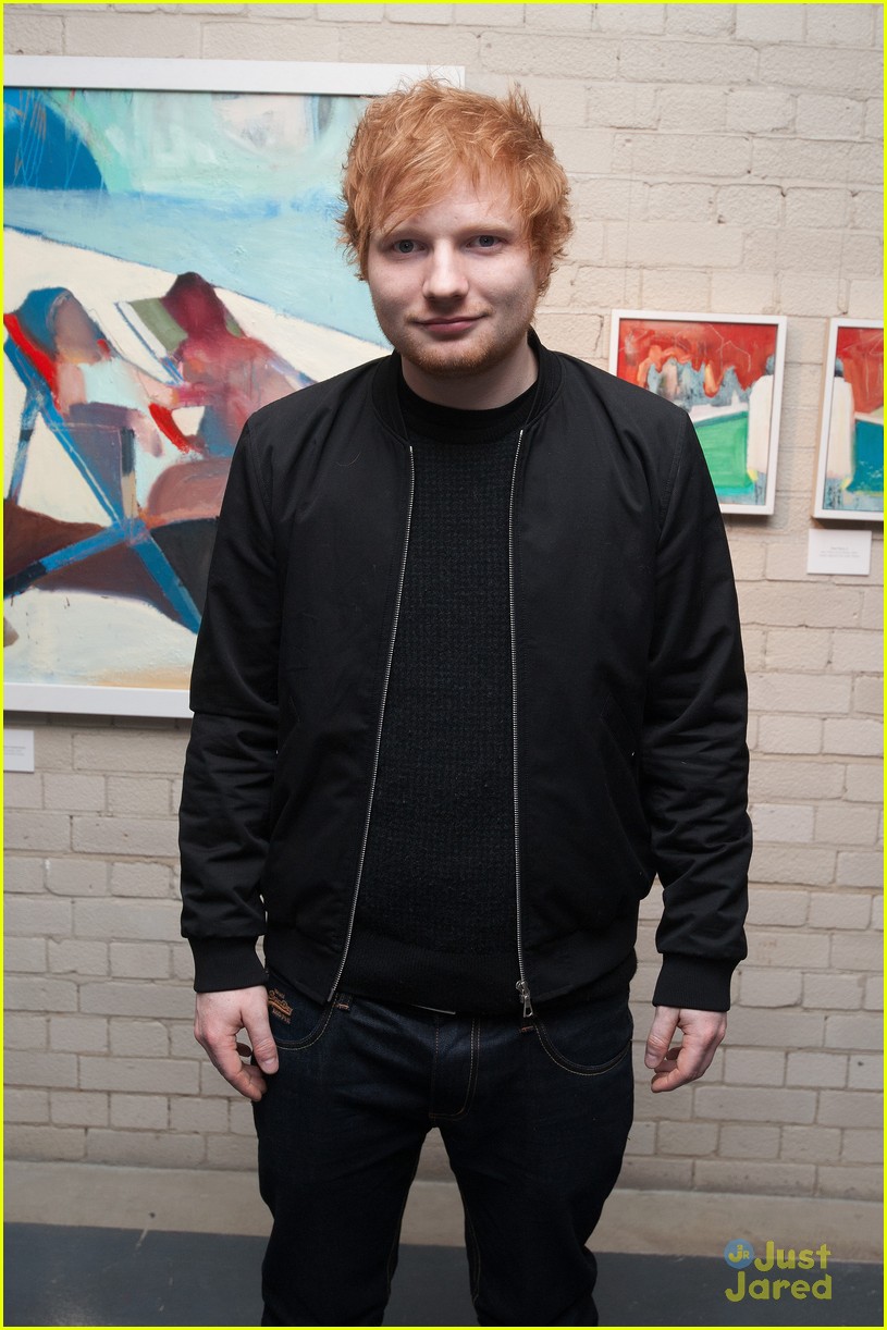 ed sheeran donating clothes to charity02