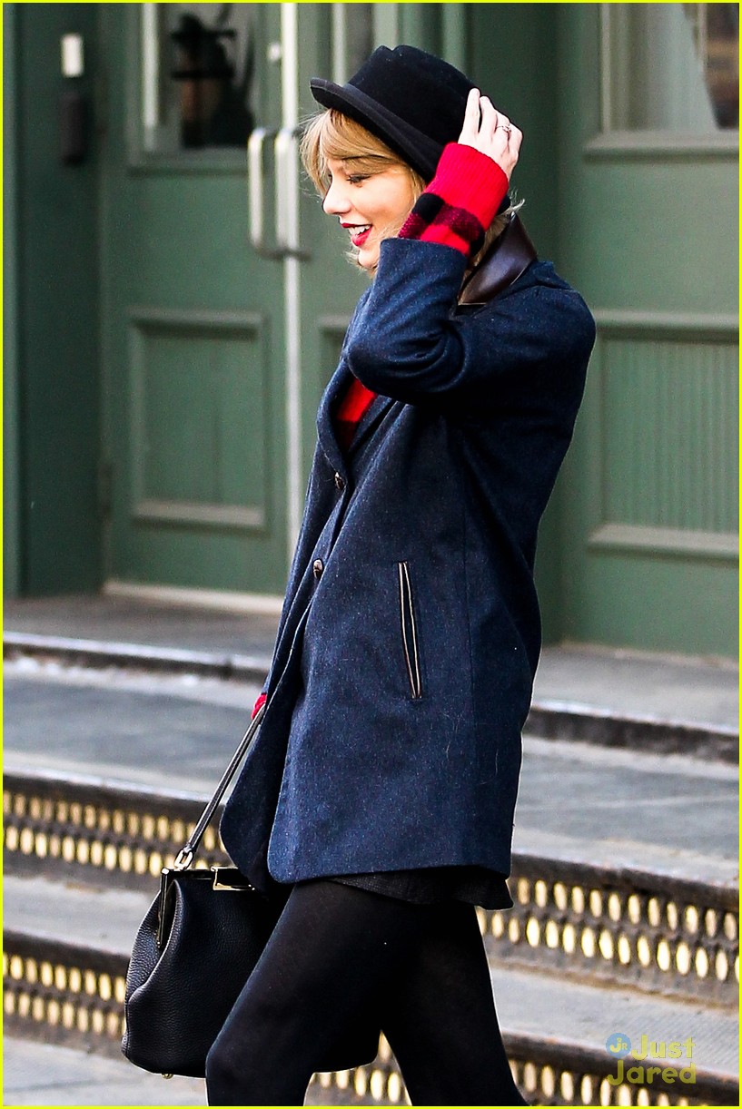 taylor swift hold onto hat windy nyc 01