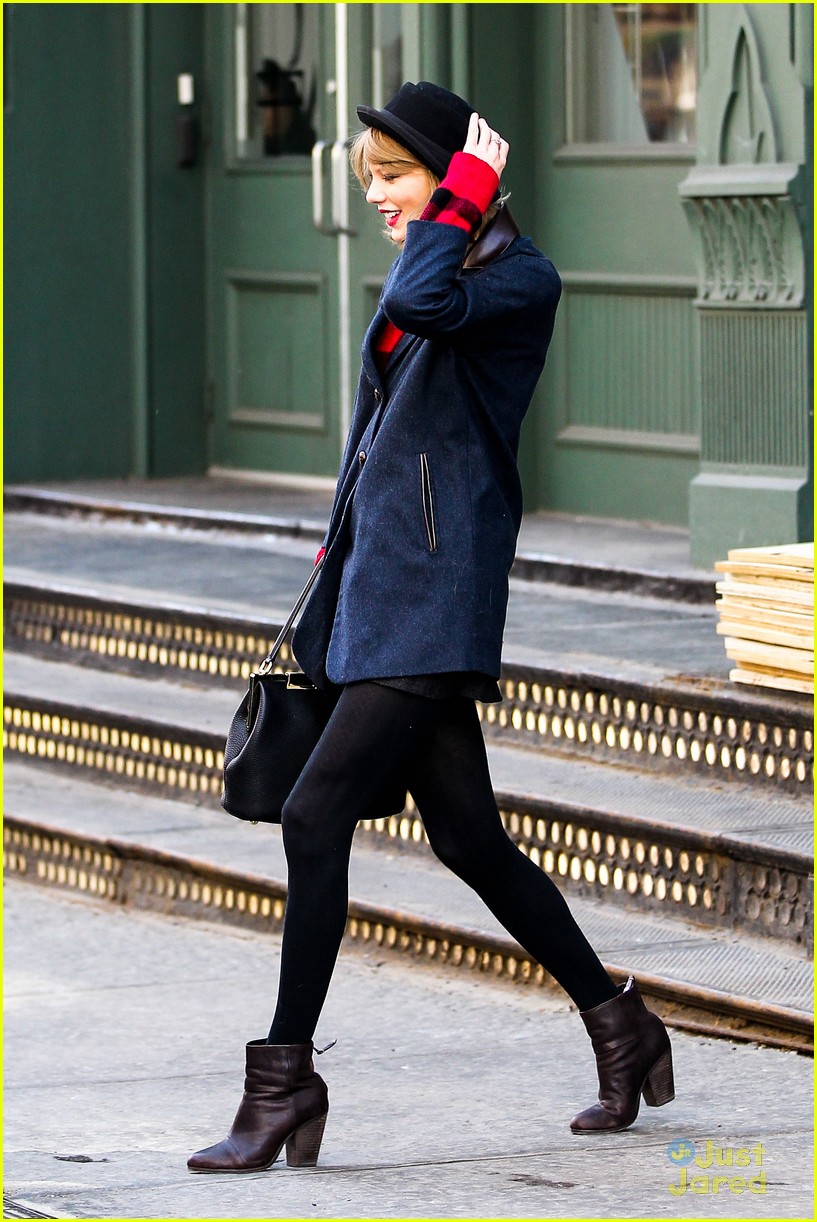 taylor swift hold onto hat windy nyc 06